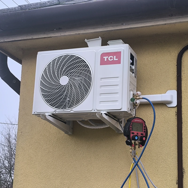 TCL kültéri klímaegység beüzemelése nyomásmérő órával