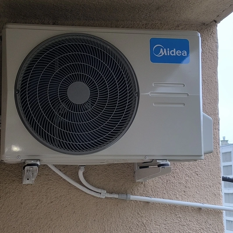 Midea kültéri klímaegység falra szerelve családi háznál